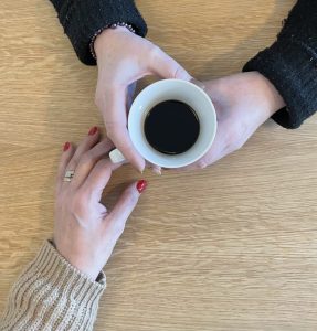 En hjälpande hand och en kopp kaffe